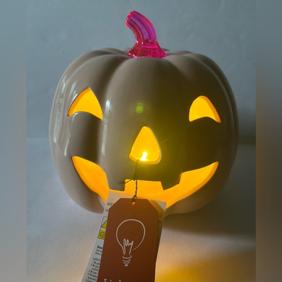 NWT 💖🎃💖 Goblin and Ghoul 8” LED Jack o lantern HOT PINK Ceramic Pumpkin - Picture 3 of 6